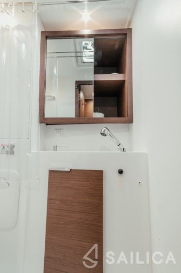 Lagoon 40 - Yacht Charter Sailica