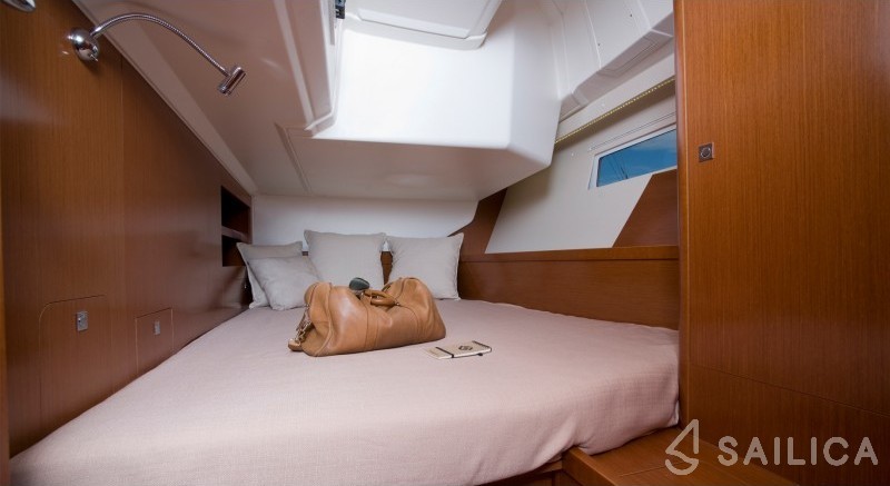 Oceanis 45 - Yacht Charter Sailica
