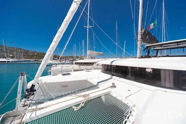 Lagoon 42 - Yacht Charter Sailica