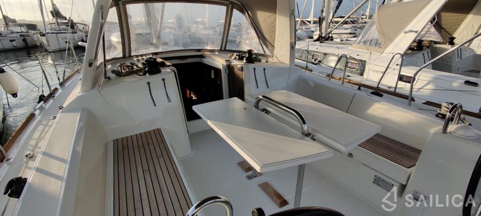 Oceanis 38.1 - Yacht Charter Sailica
