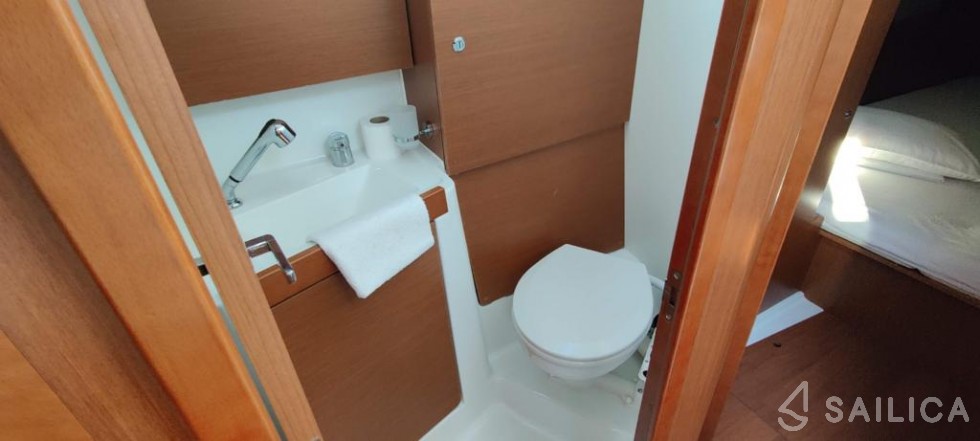 Oceanis 38.1 - Yacht Charter Sailica