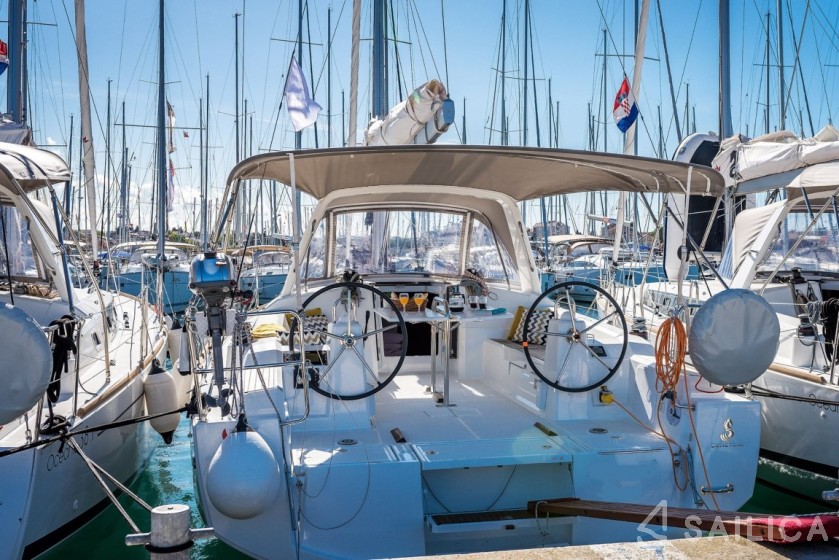 Oceanis 38.1 - Yacht Charter Sailica