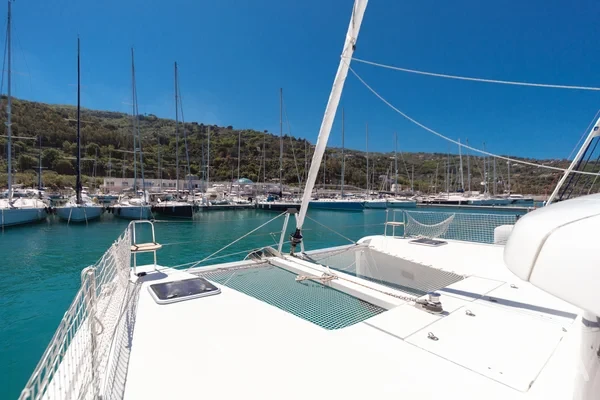 Lagoon 42 - Yacht Charter Sailica
