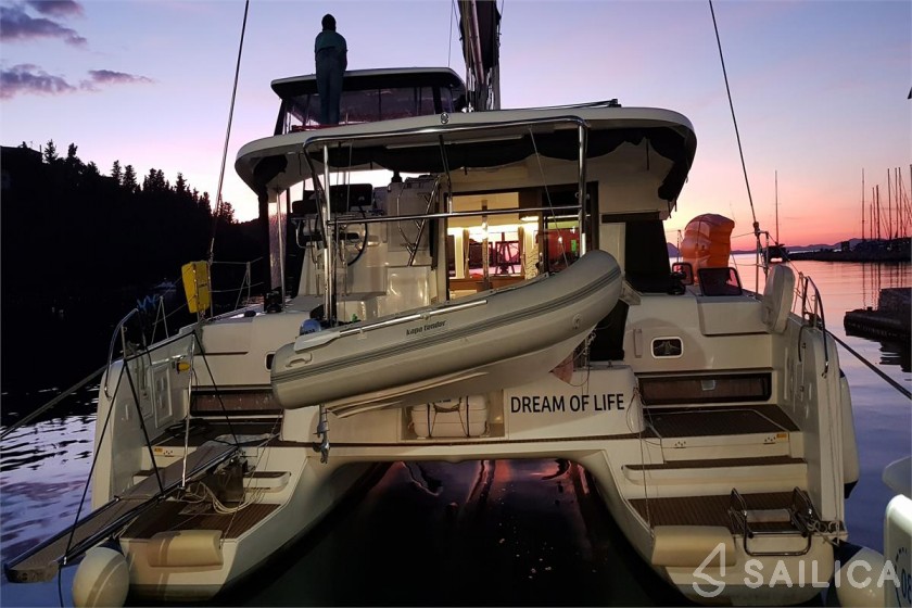 Lagoon 42 - Yacht Charter Sailica