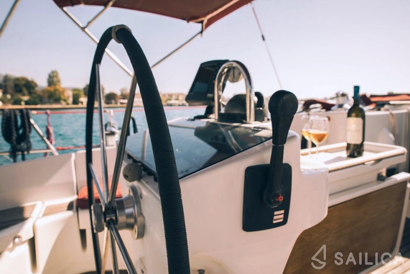 Oceanis 411 Clipper - Yacht Charter Sailica