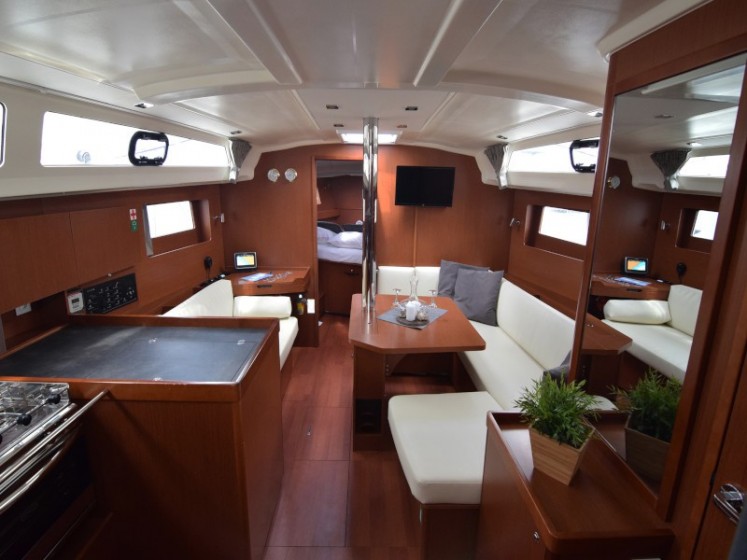Oceanis 41.1 - Yacht Charter Sailica