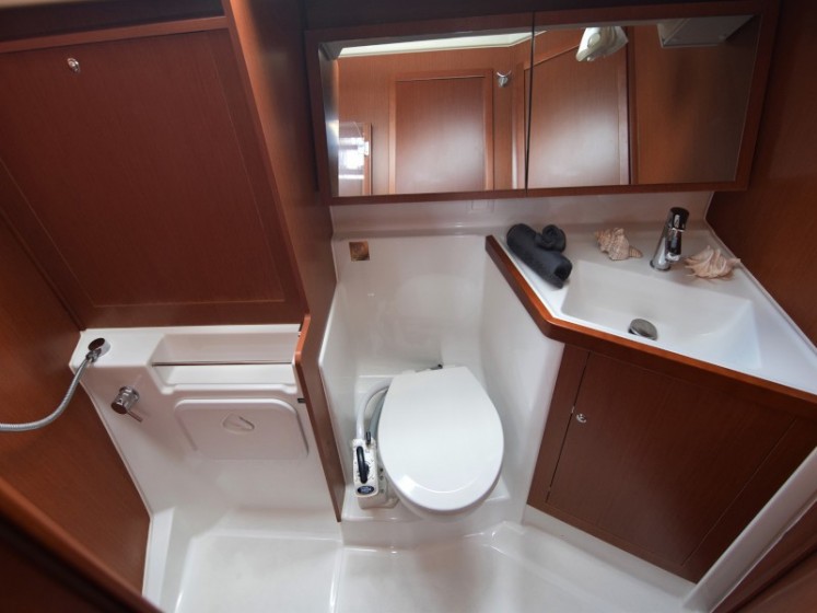 Oceanis 41.1 - Yacht Charter Sailica