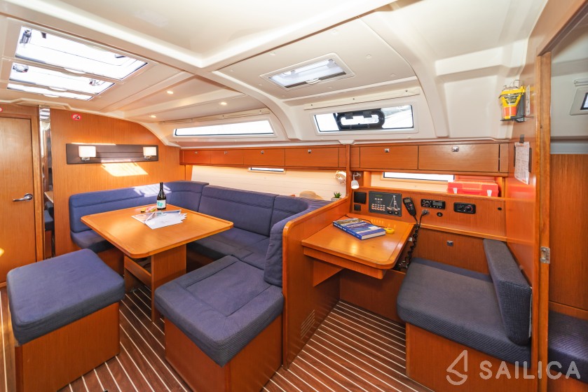 Bavaria Cruiser 41 - 3 cab. - Yacht Charter Sailica