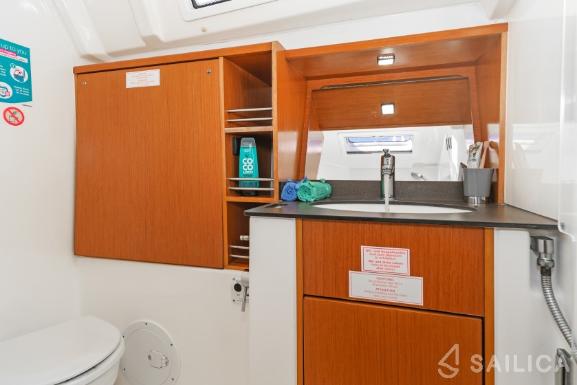 Bavaria Cruiser 41 - 3 cab. - Yacht Charter Sailica