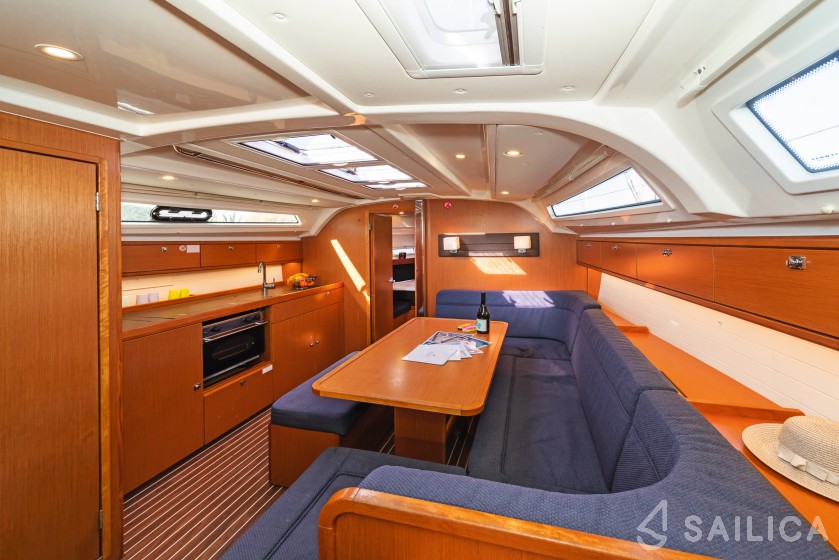 Bavaria Cruiser 41 - 3 cab. - Yacht Charter Sailica