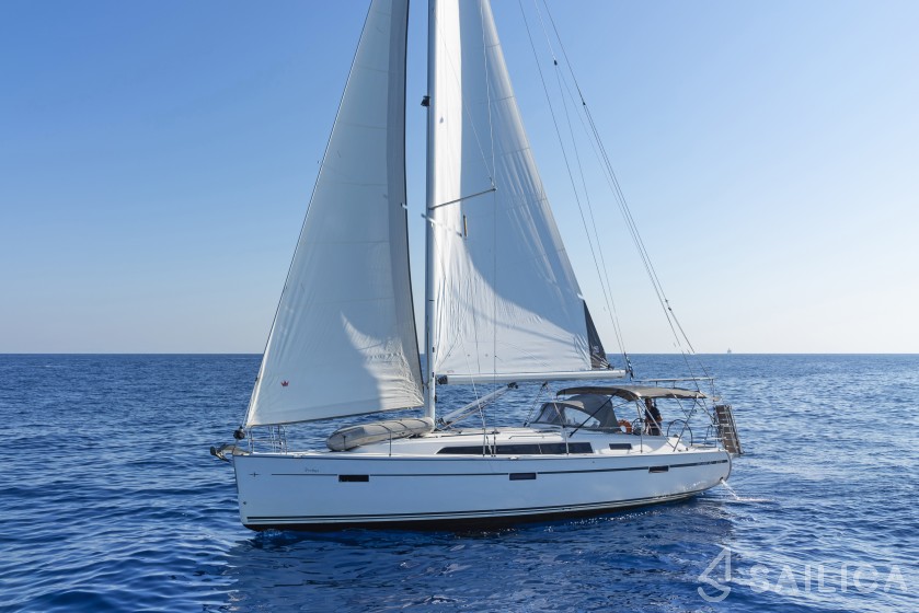 Bavaria Cruiser 41 - 3 cab. - Yacht Charter Sailica