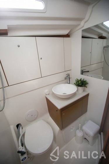 Jeanneau 54 - Yacht Charter Sailica