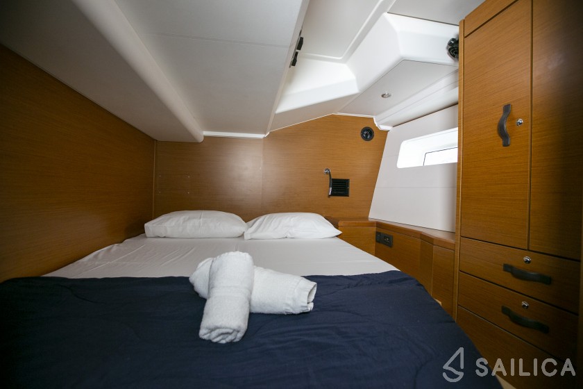 Jeanneau 54 - Yacht Charter Sailica