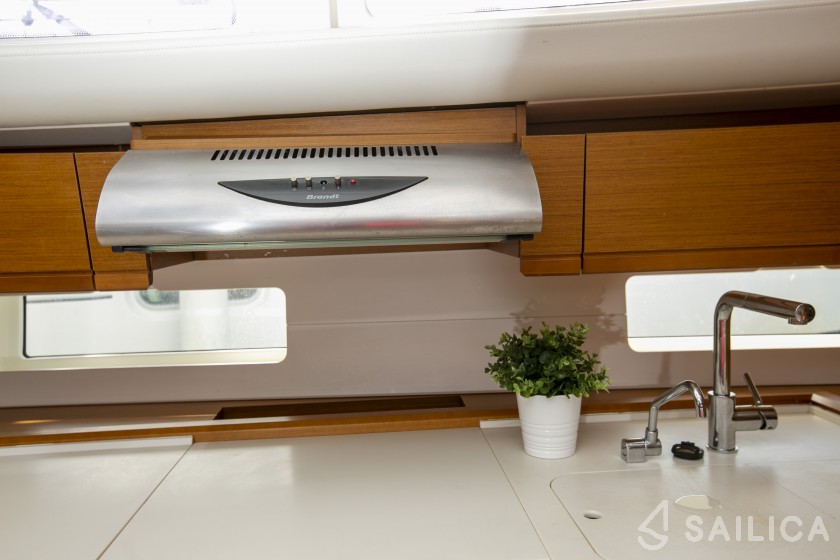 Jeanneau 54 - Yacht Charter Sailica