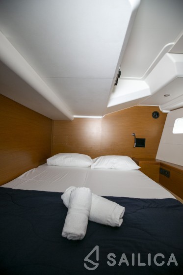 Jeanneau 54 - Yacht Charter Sailica
