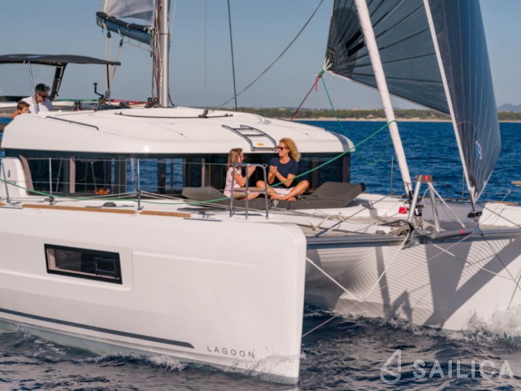 Lagoon 40 - Yacht Charter Sailica