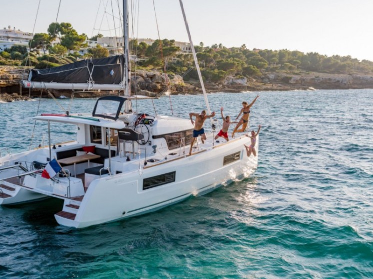 Lagoon 40 - Yacht Charter Sailica