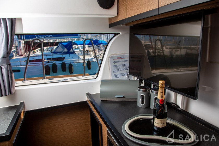 Lagoon 40 - Yacht Charter Sailica