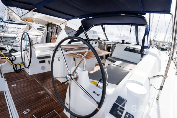 Oceanis 40.1 - Yacht Charter Sailica