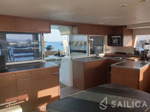 Lagoon 450  Flybridge - Yacht Charter Sailica