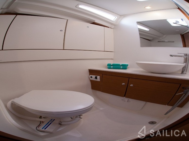 Jeanneau 54 - Yacht Charter Sailica