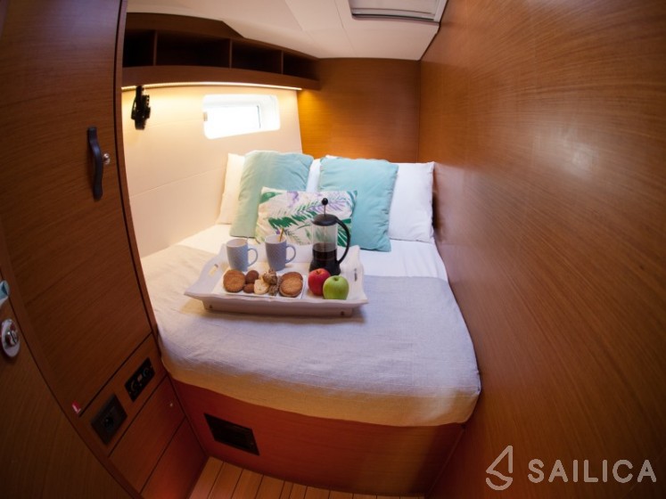 Jeanneau 54 - Yacht Charter Sailica