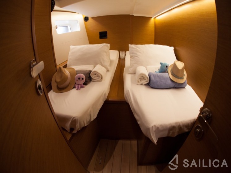Jeanneau 54 - Yacht Charter Sailica