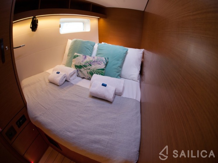 Jeanneau 54 - Yacht Charter Sailica