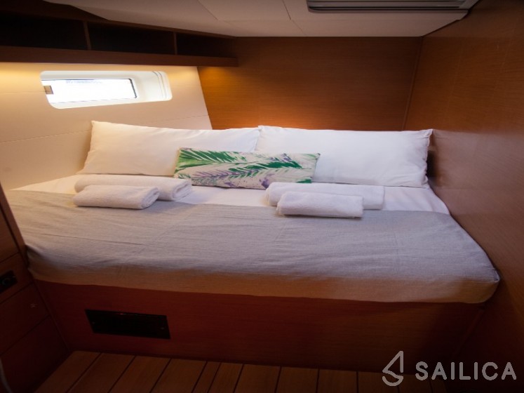 Jeanneau 54 - Yacht Charter Sailica