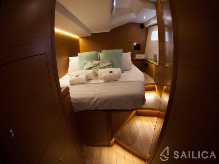 Jeanneau 54 - Yacht Charter Sailica