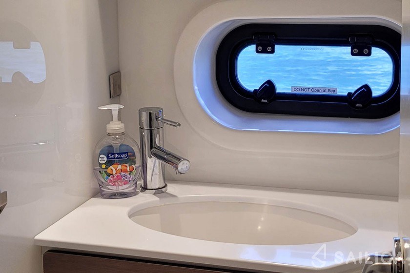 Bali 4.2 - Yacht Charter Sailica