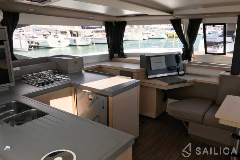 Astréa 42 - Yacht Charter Sailica