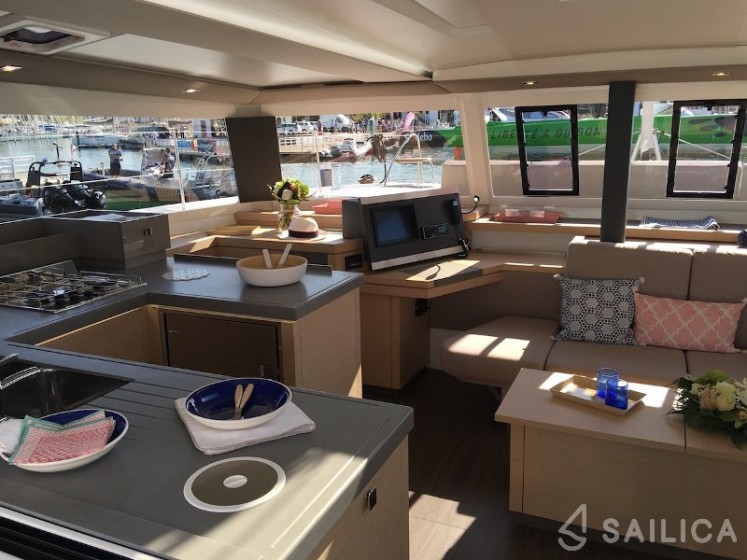 Astréa 42 - Yacht Charter Sailica
