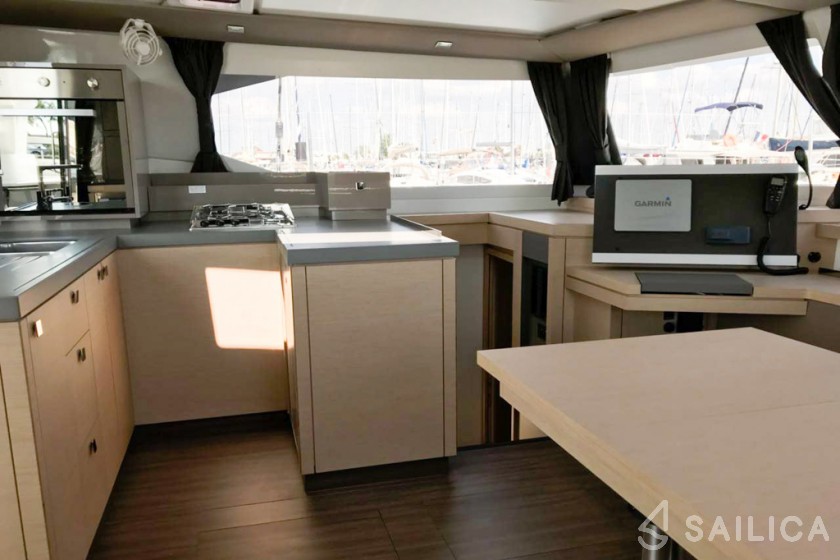 Astréa 42 - Yacht Charter Sailica