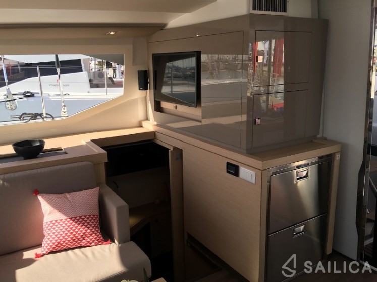 Astréa 42 - Yacht Charter Sailica