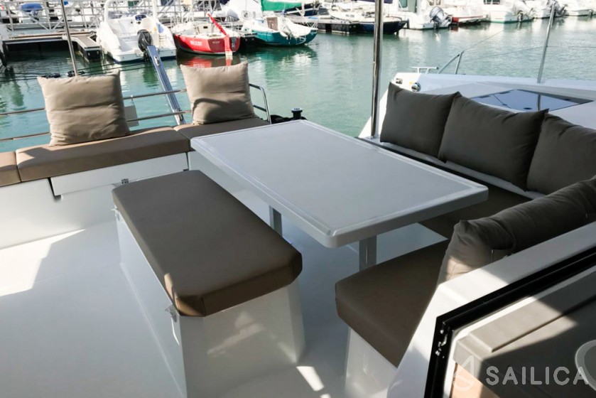 Astréa 42 - Yacht Charter Sailica