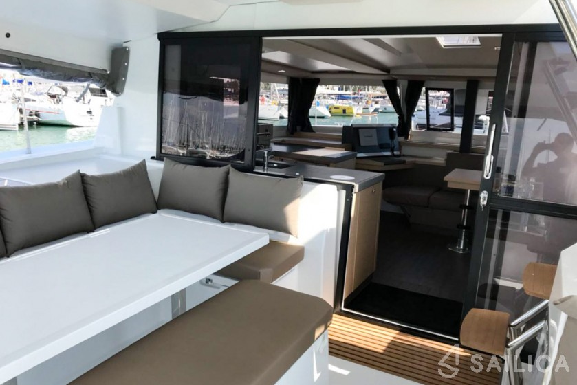 Astréa 42 - Yacht Charter Sailica