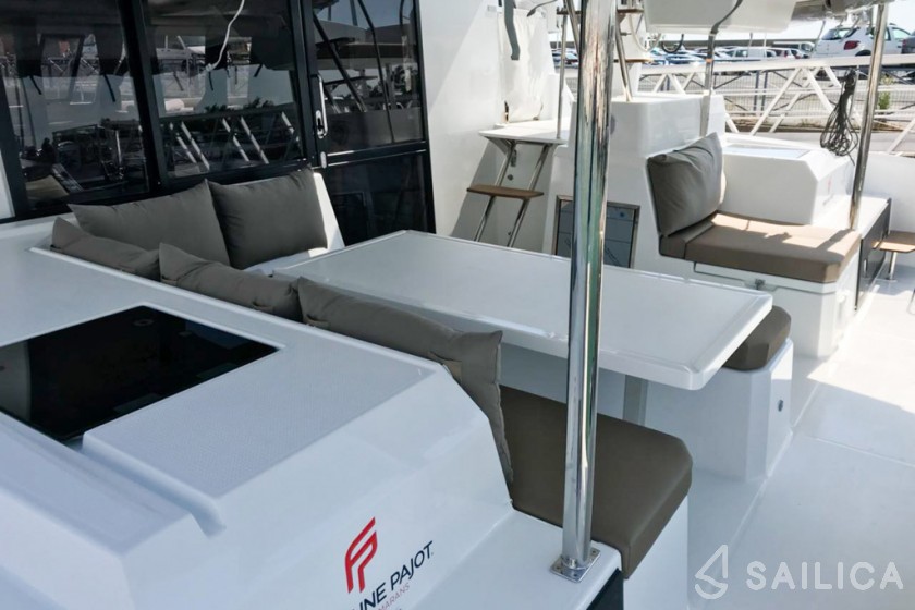 Astréa 42 - Yacht Charter Sailica
