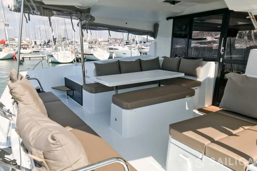 Astréa 42 - Yacht Charter Sailica