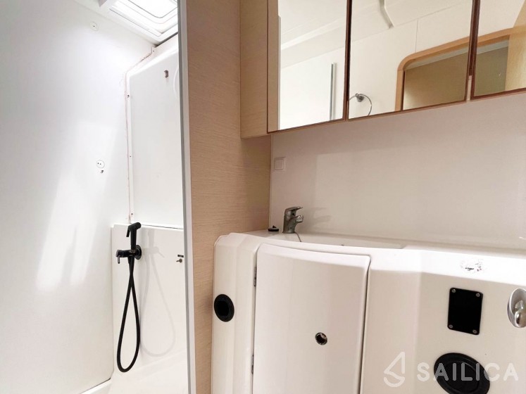 Lagoon 400 - Yacht Charter Sailica
