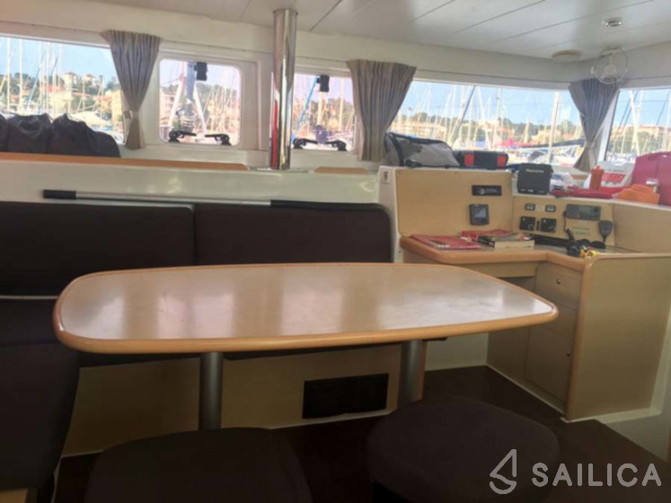 Lagoon 400 - Yacht Charter Sailica