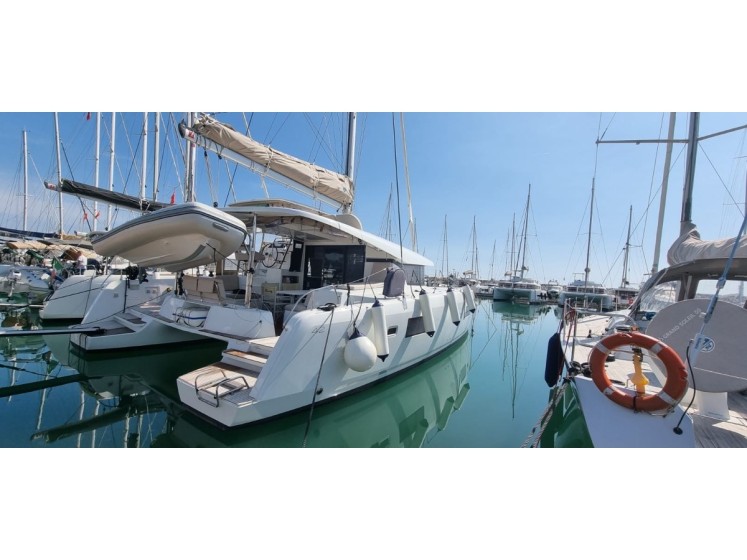 Lagoon 42 - Yacht Charter Sailica