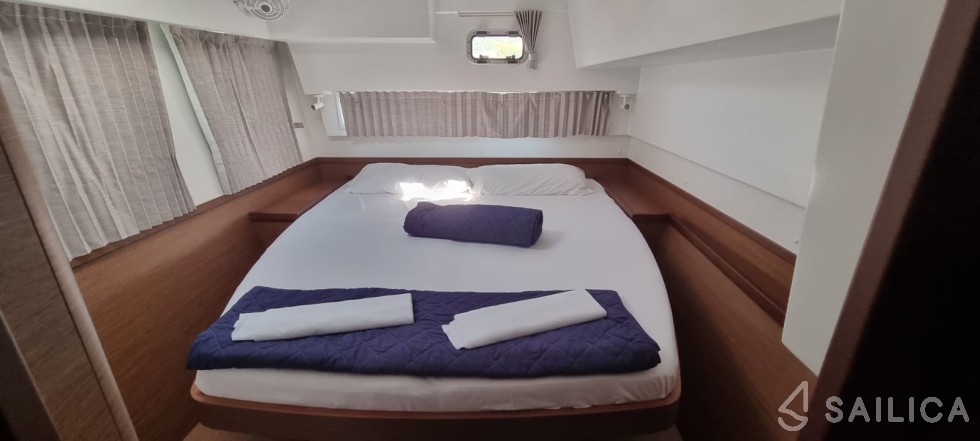 Lagoon 42 - Yacht Charter Sailica