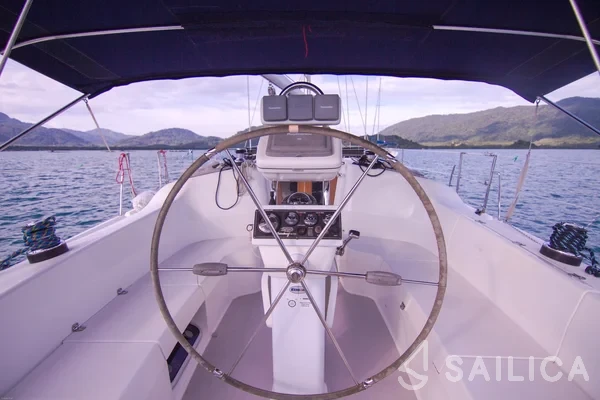 Catalina 375 - Yacht Charter Sailica