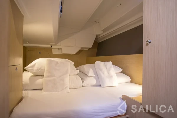 Oceanis 38.1 - Yacht Charter Sailica