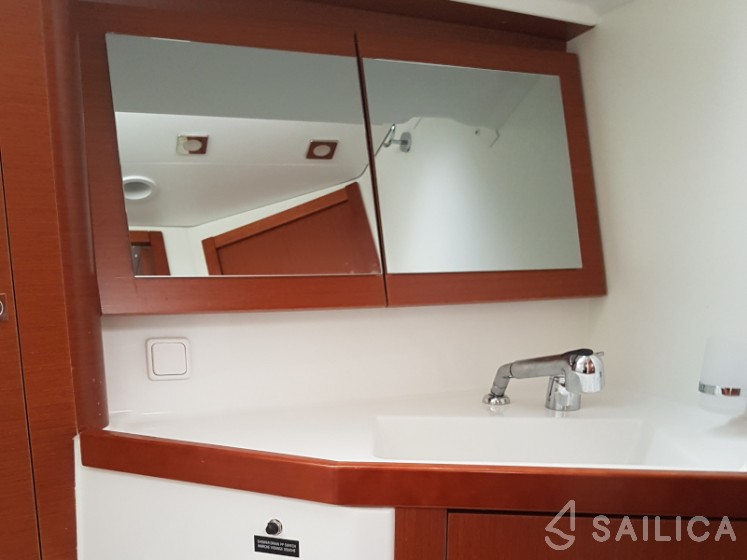 Oceanis 45 - Yacht Charter Sailica