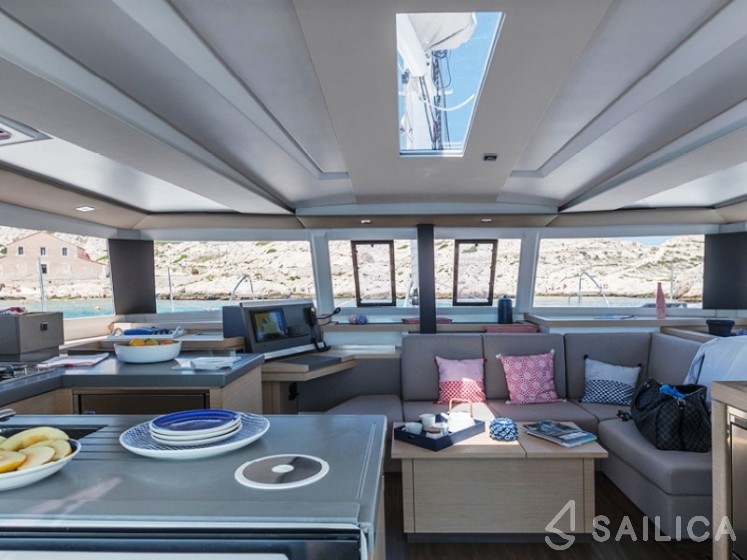 Astréa 42 - Yacht Charter Sailica