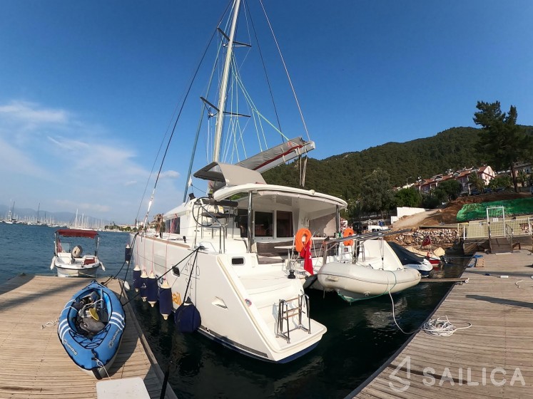 Lagoon 400 S2 - Yacht Charter Sailica