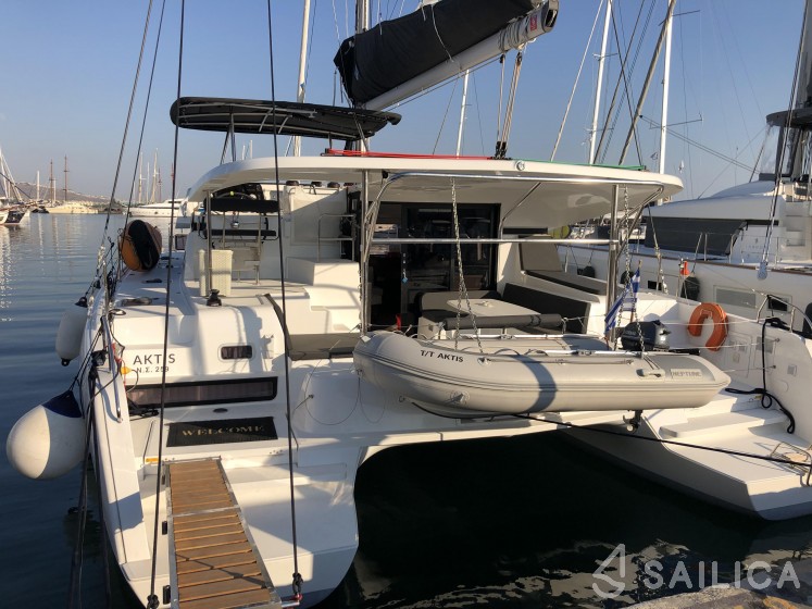 Lagoon 42 - Yacht Charter Sailica