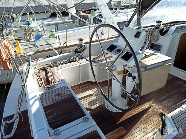 Oceanis 37 - Yacht Charter Sailica